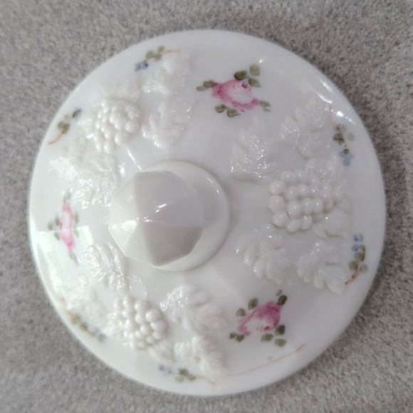 Vintage Westmoreland three-footed covered candy dish roses and ribbons - Picture 7 of 8